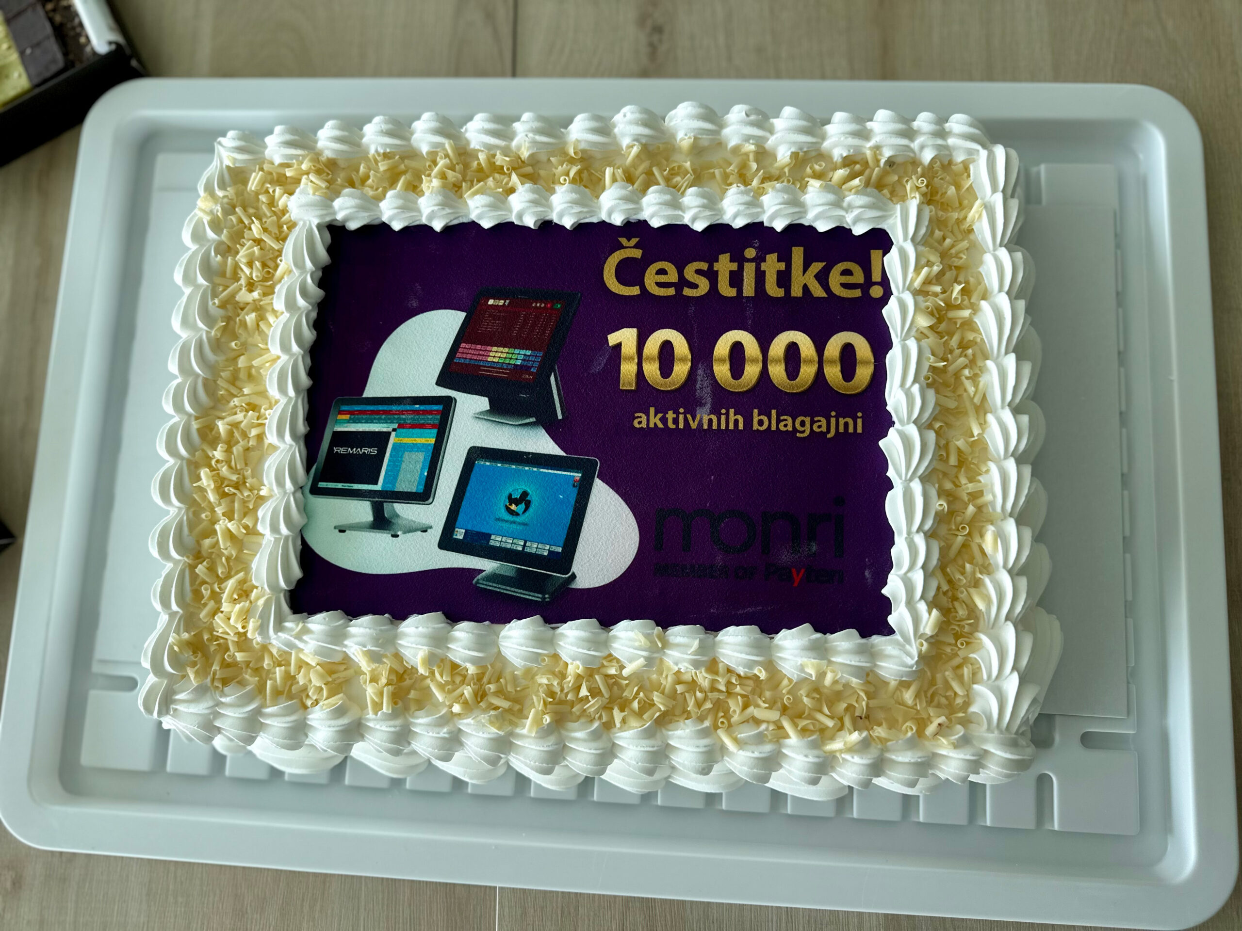 Torta za proslavu 10.000 aktivnih blagajni na tržištu
